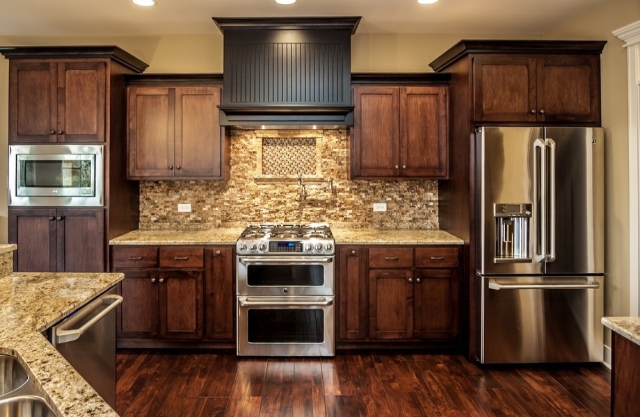 006_staggered upper cabinets