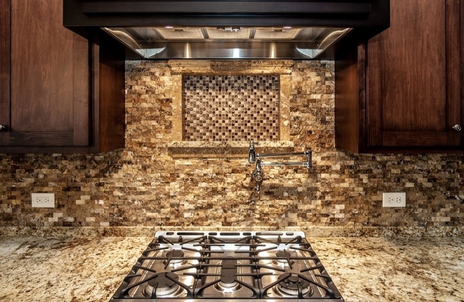 007_stone backsplash